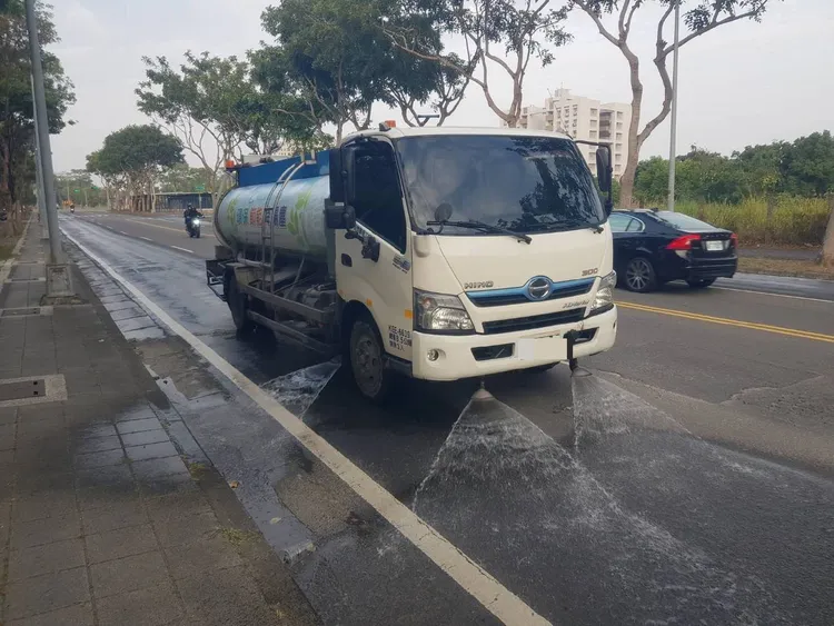 環保局加強道路洗掃 抑制車行揚塵。環保局提供