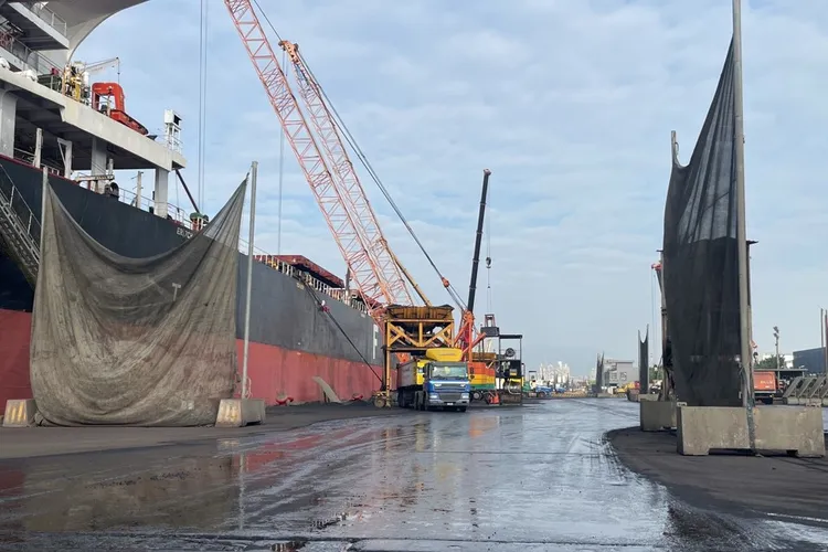 環保局要求港區進行貨物裝卸過程中使用防塵措施，並搭配灑水減少逸散。環保局提供