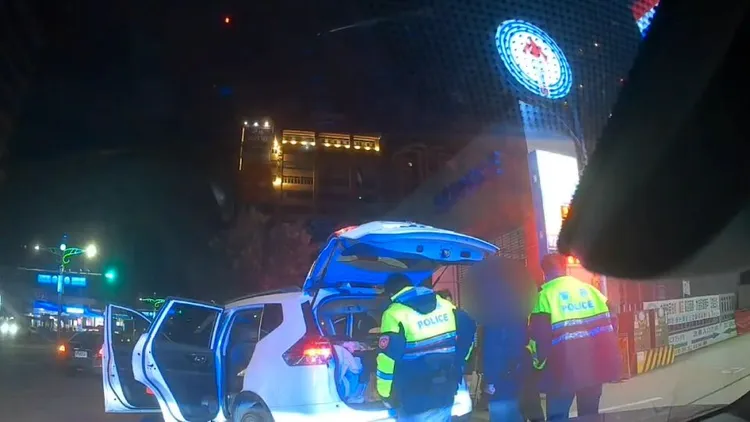 警方攔獲王男人車。桃園警分局提供