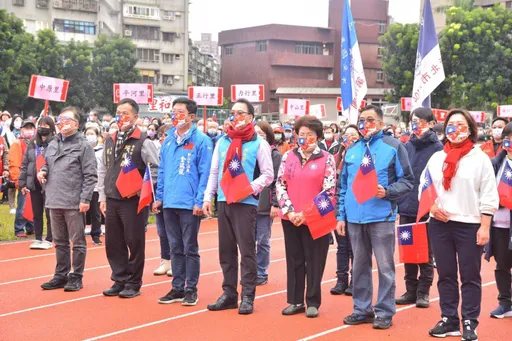 童軍團領唱國旗歌迎新年 新北區公所贈2023份保溫環保袋