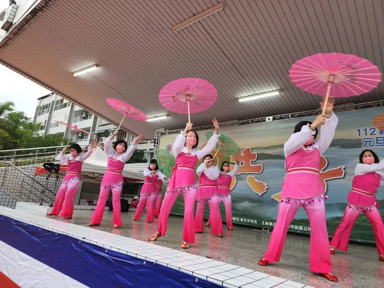 升旗典禮由新北市客家藝文協會以舞曲帶領民眾跳舞。中和區公所提供