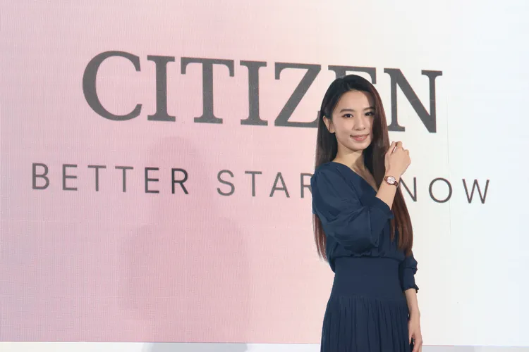 田馥甄今佩戴「心蕊．台灣限定款」EE1003-68W粉紅金腕錶，深讚CITIZEN對永續環保的努力。鄭孟晃攝