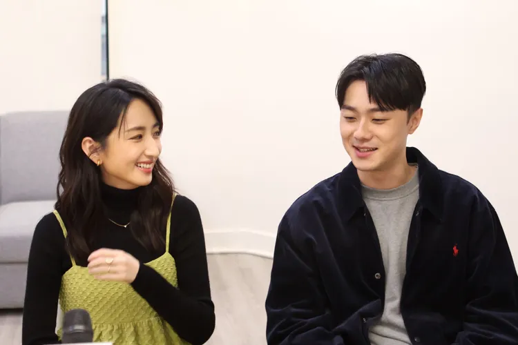 柯佳嬿（左）、施柏宇戲外像姐弟。陳明中攝