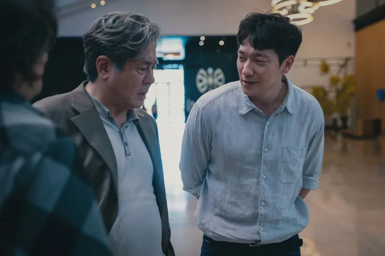 孫錫求（右）對於能和大前輩崔岷植一起演韓劇《地下菁英》表示榮幸。Disney+提供