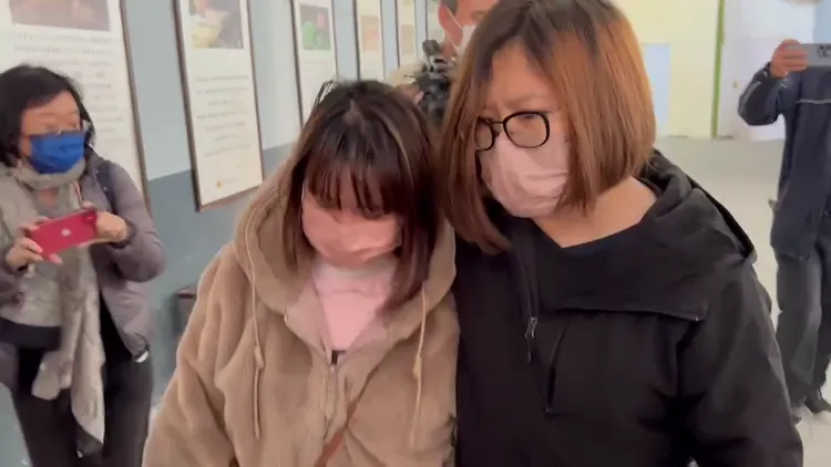 11歲男童雙親離異，媽媽(左)下午見到兒子的遺體，當場崩潰。鮮明攝