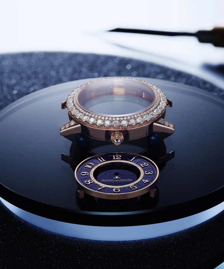 鑲嵌雙圈美鑽的錶殼和宛如深邃夜空般的藍色砂金石錶面，皆賦予了流星再現腕間的唯美劇場。品牌提供