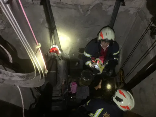 地下室停車場電梯故障大門敞開 女住戶不察!騎車摔落電梯井受困