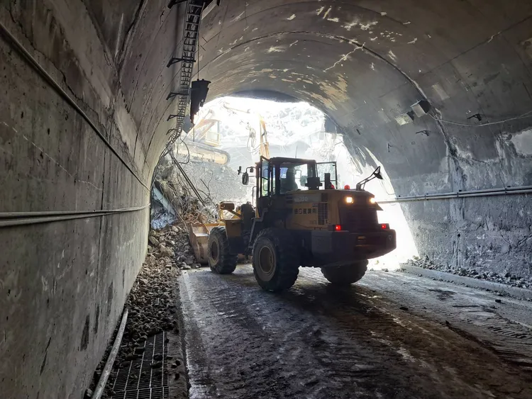 連日搶修已裂解2巨石。公路總局提供