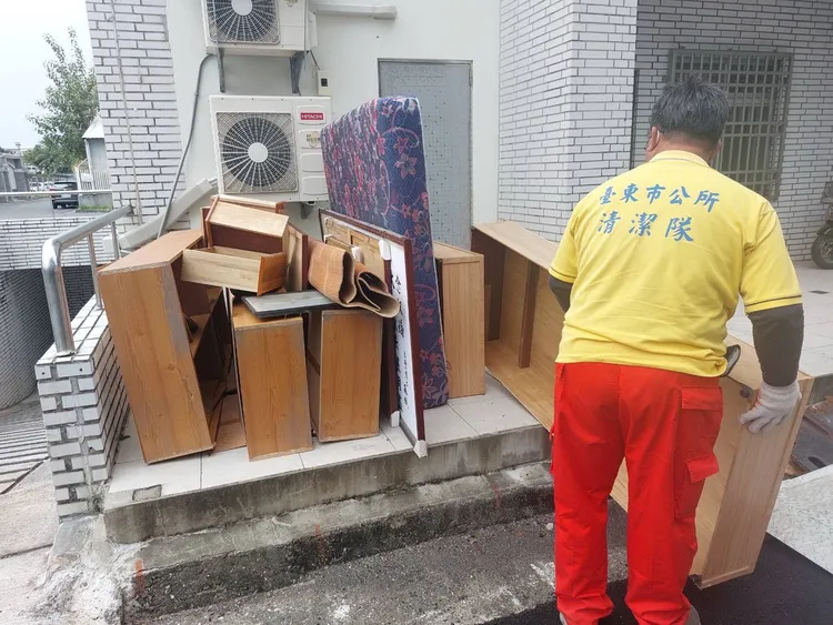 清潔隊可協助清運大型廢棄物。台東縣環保局提供