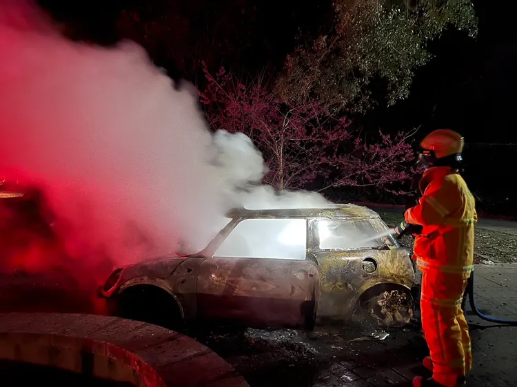 消防人員布水線灌救。民眾提供