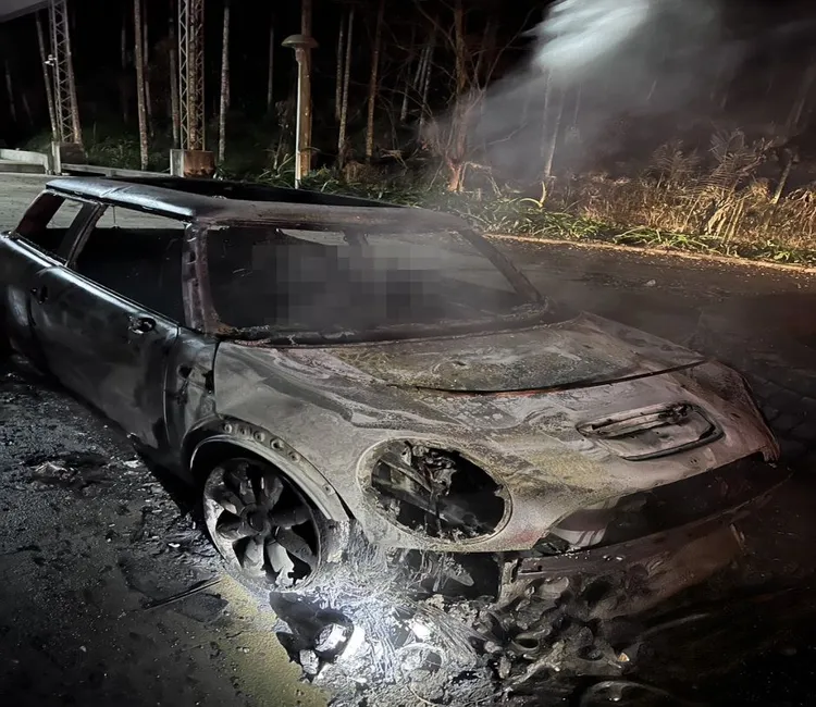自小客車已被燒成只剩骨架。民眾提供