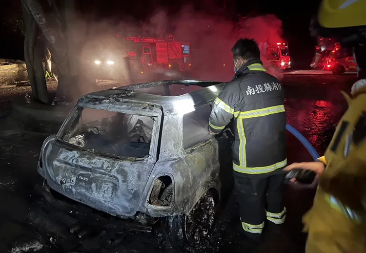 消防人員在駕駛座發現一具焦屍，身分待查。民眾提供