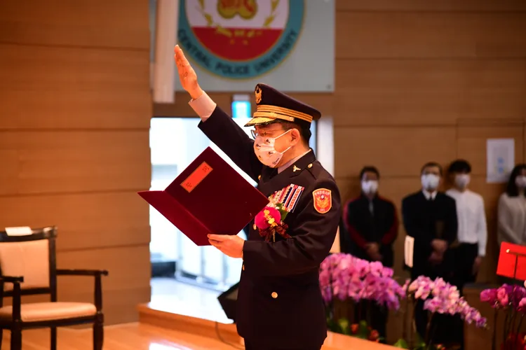 楊源明宣誓就職。警大提供