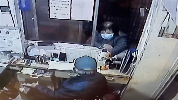 張女墜樓前還拿了染髮劑給大樓管理員，說自己用不到了。讀者提供