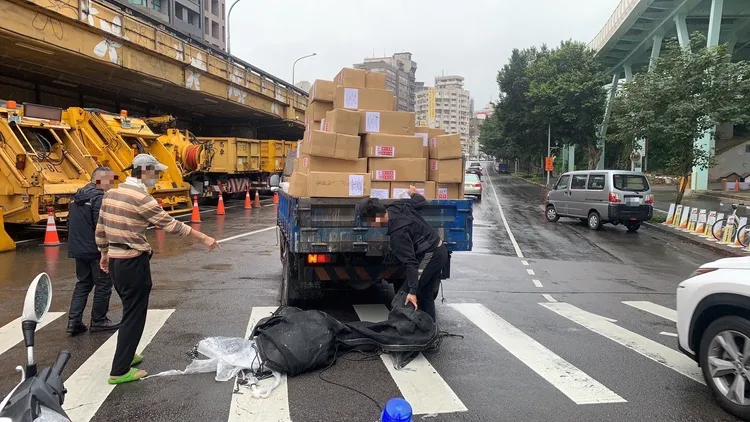 貨車上滿載貨物，因駕駛疏忽，導致貨物掉落。翻攝畫面