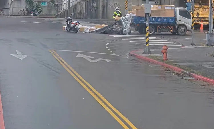 貨車右轉時，疑因重心不穩，使得車上貨物地落一地。翻攝畫面