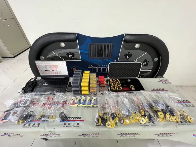 警方查扣計時器2個、撲克牌7副(2副已使用)、驗牌器1個、手提電腦1臺、德州撲克賭桌1張以及籌碼賭資。警方提供