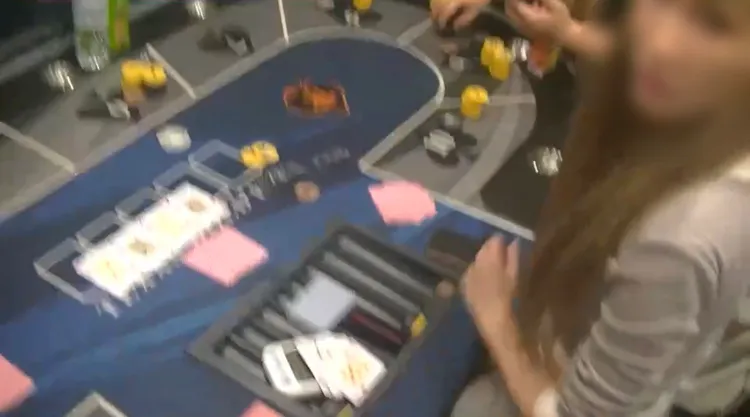 警方持搜索票入內，負責接待的女荷官受到驚嚇。警方提供