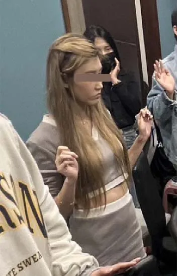 女荷官看見警方上門查緝，嚇得一臉驚恐。翻攝畫面