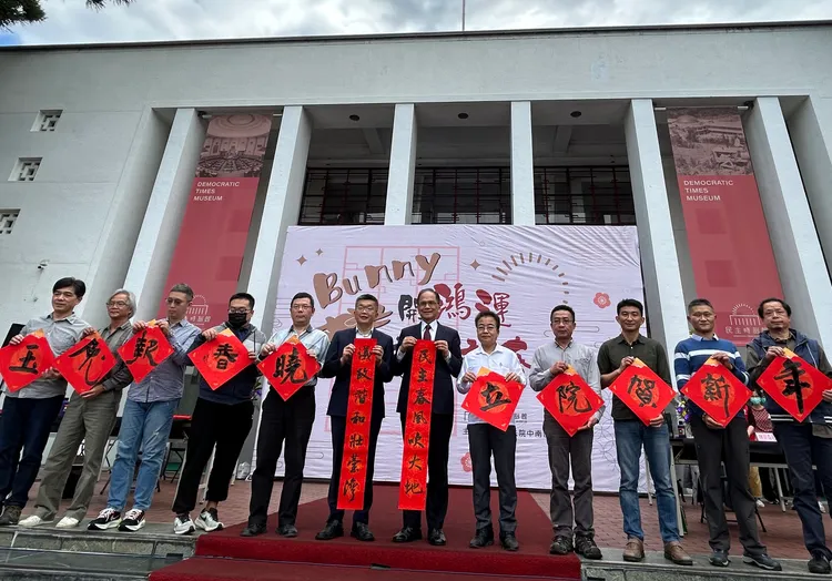 立法院正、副院長游錫堃、蔡其昌今天前往立法院民主議政園區開筆揮毫寫春聯。曾雪蒨攝