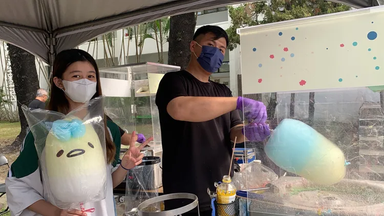 現場還有現做微笑棉花糖提供免費索取，就是要讓大家甜甜迎兔年。曾雪蒨攝