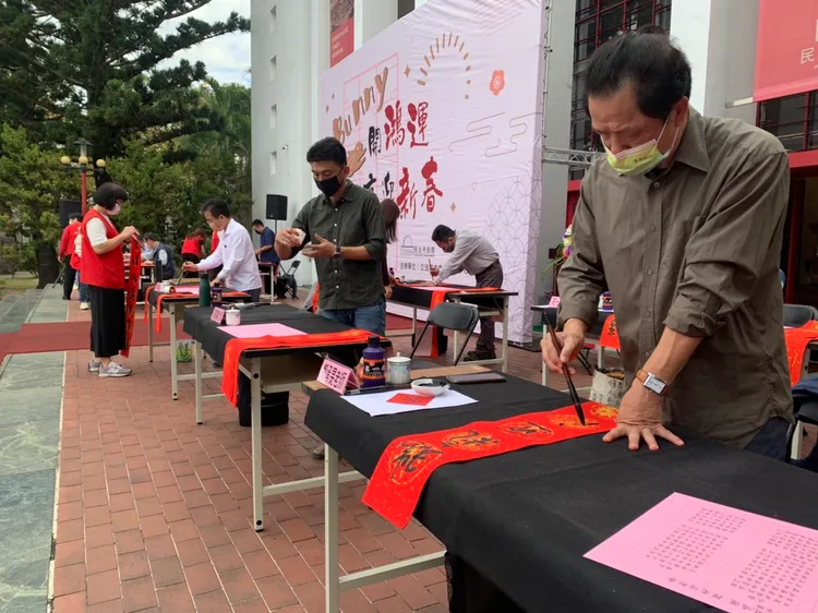 立法院民主議政園區今天舉行書法名家揮毫送春聯活動。曾雪蒨攝