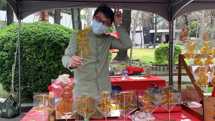 畫糖叔叔用糖水現場製作各式各樣的兔年畫糖免費送，相當受歡迎。曾雪蒨攝