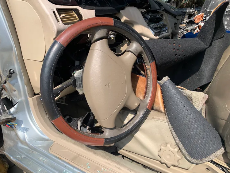 車子前座內裝多處碎裂，連方向盤也脫落。民眾提供