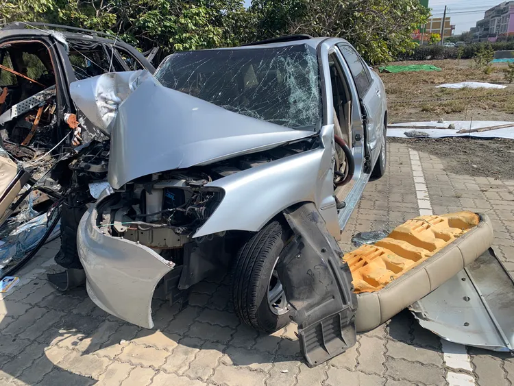 自小客自撞電桿，車頭嚴重凹陷，車身扭曲變形。讀者提供