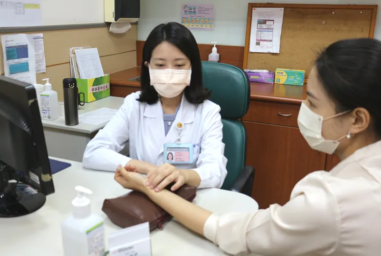 謝明穎為求診者把脈找原因。嘉基提供