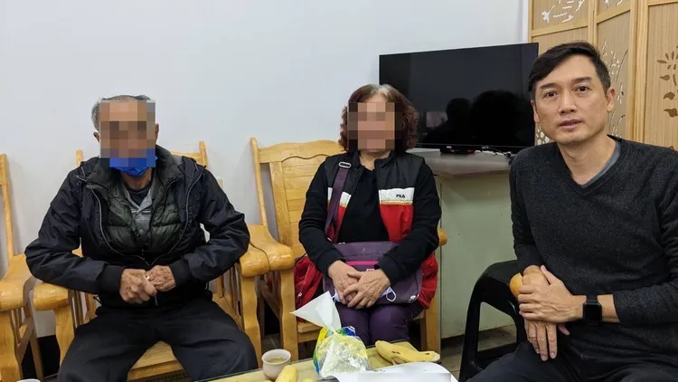 承辦員警劉少華（右）研判鹿港女屍身分吻合可能性高，聯繫李姓婦人家屬採集DNA送驗。警方提供