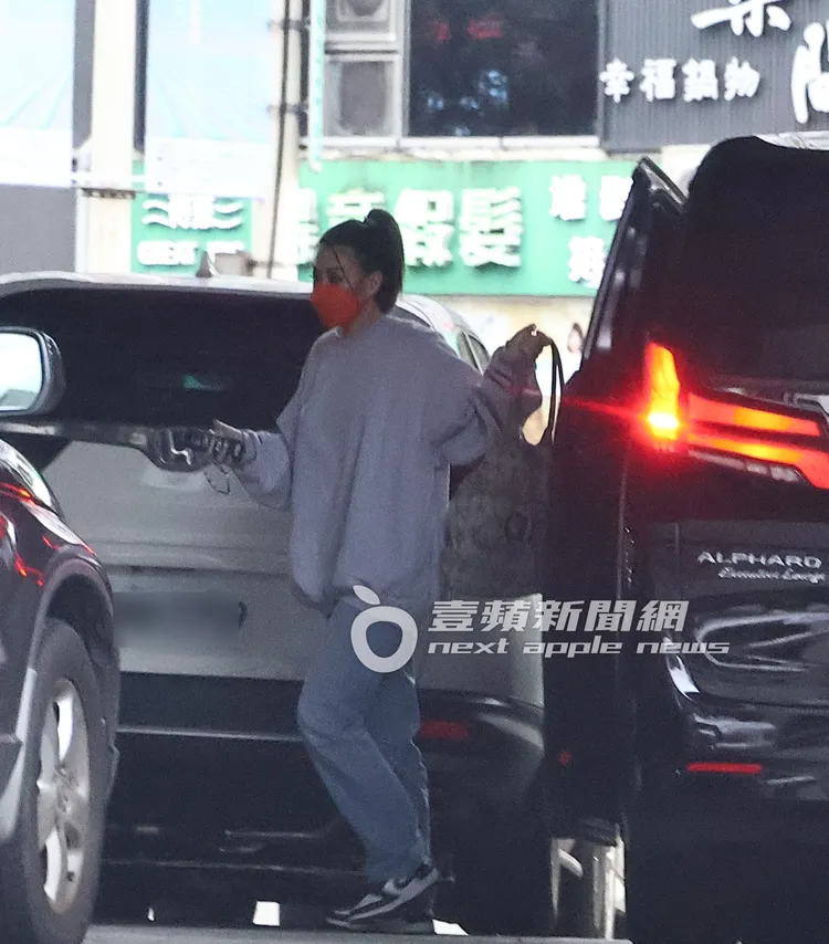 蔡詩芸獨自一人前往醫院婦產科。特勤中心攝
