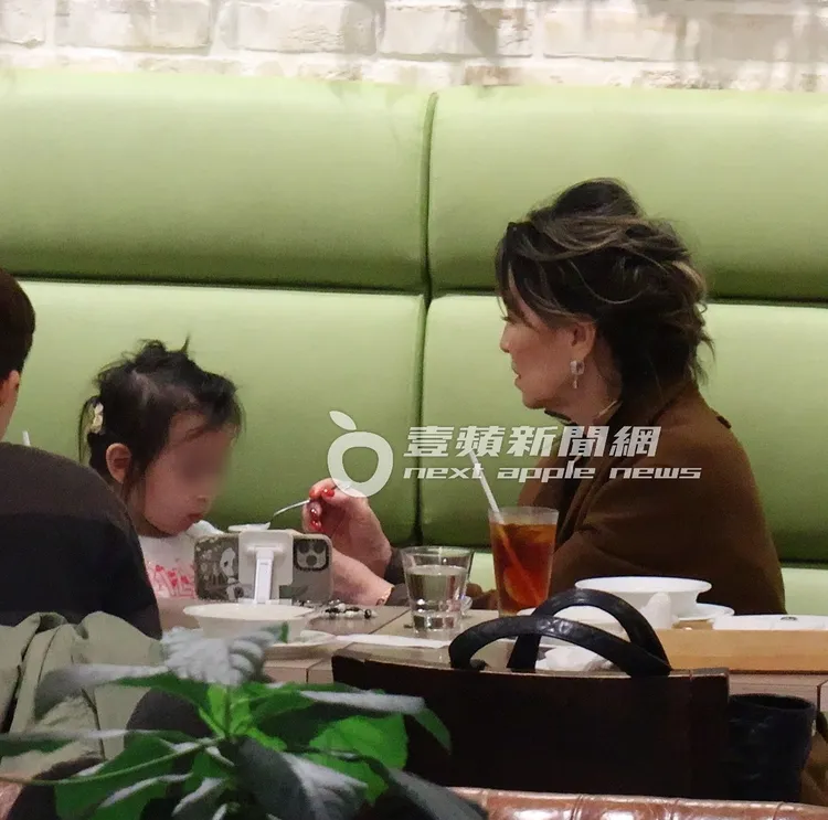 蔡媽媽（右）細心的餵孫女Katiya吃東西，畫面溫馨。特勤中心攝