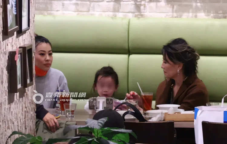 蔡詩芸（左）到百貨公司，與女兒Katiya（中）及蔡媽媽會合。特勤中心攝