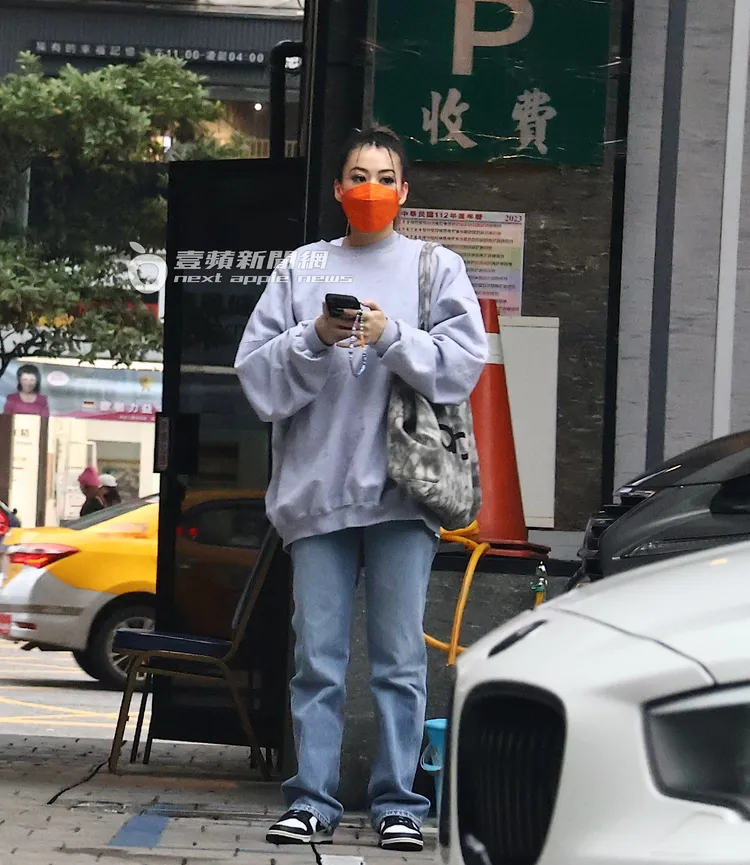 約莫20分鐘後，蔡詩芸走到醫院外等候座駕。特勤中心攝