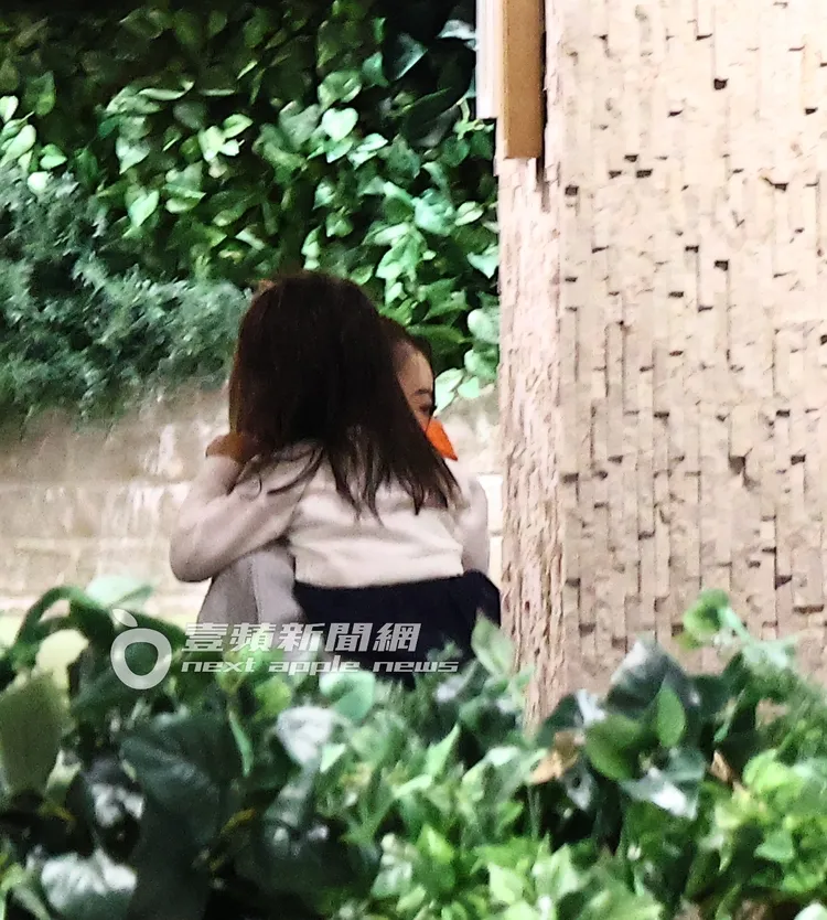 Katiya攬住媽媽蔡詩芸的肩膀。特勤中心攝