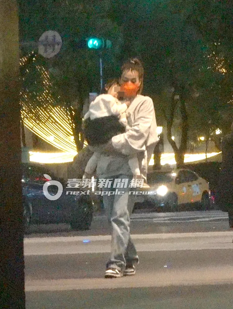 蔡詩芸抱著女兒Katiya準備坐上座駕，Katiya一臉愛睏模樣十分可愛。特勤中心攝