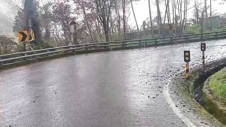 在設有彎道標誌路段，劃設白線處，不得停車。關山分局提供