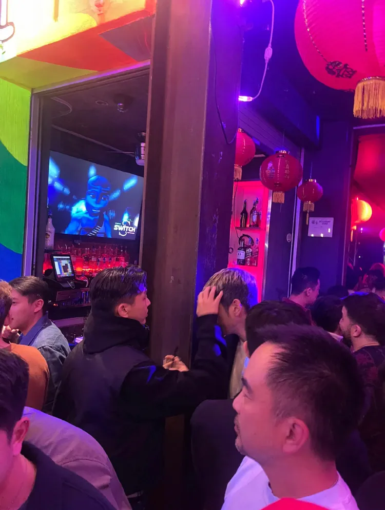 劉亞仁親密撫摸金髮男頭髮。翻攝經停在嘉禾望崗微博