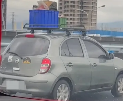 行駛國1台北路段的小客車，車頂載著2個大籃子。翻攝臉書社團《爆料公社》