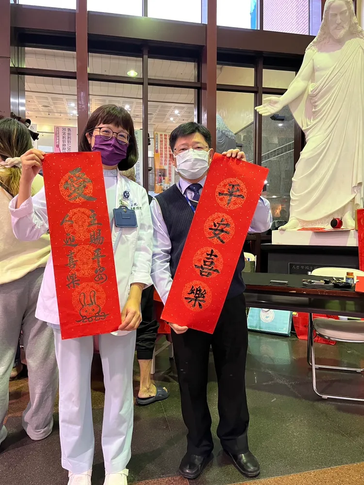 門諾護理師現場揮毫義賣春聯，所得將全數捐助東部護理人員培育計畫。門諾醫院提供