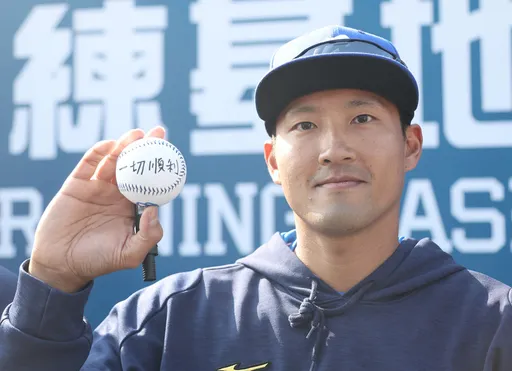 林哲瑄好久不見!去年在新竹球場飛撲整季報銷 今開訓笑「球衣變小件了」