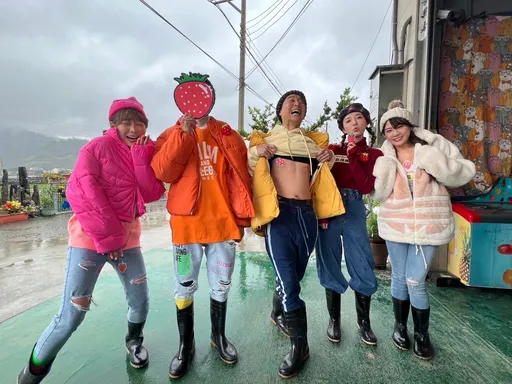 低溫6度寒流摀住重要部位熱舞 浩子上空用草莓貼住重要「2點」