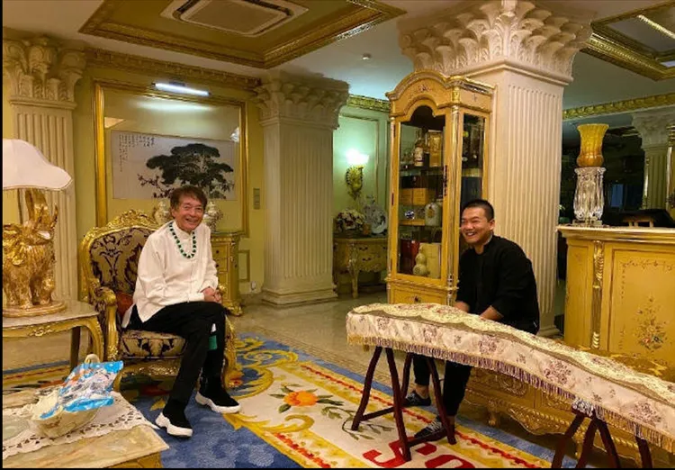 方剛（左）家裡的裝潢金碧輝煌。翻攝梁芳綱微博