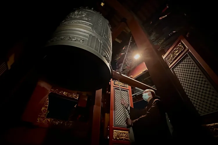 保安宮今敲響108聲鐘響。林林攝