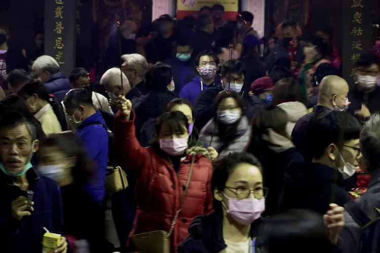 保安宮今晚聚集眾多信眾。林林攝