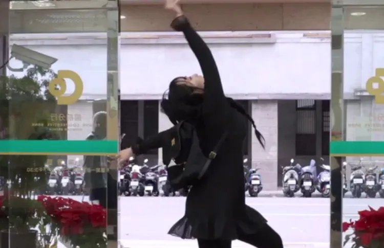 女警翻玩美劇《星期三》。翻攝畫面