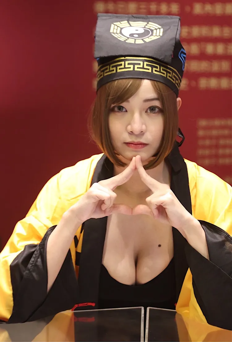 藝人鬼鬼今身穿道士服參觀在台北士林科教館的殭屍展。陳明中攝