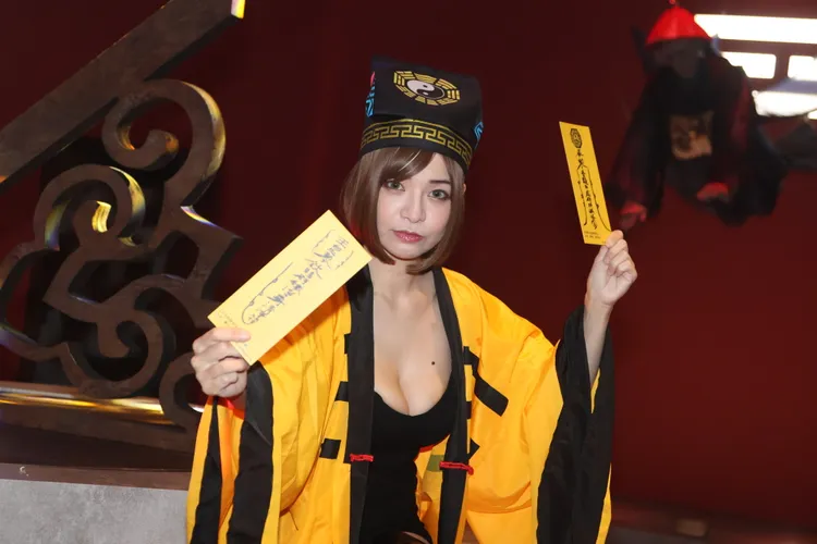 郭鬼鬼扮性感道士。陳明中攝