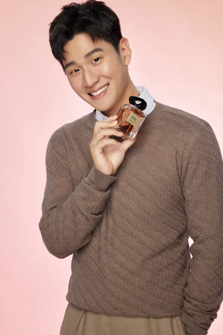 周興哲成為GA香水之友，透露相當喜歡高級訂製淡香水花園系列#東方紅木。品牌提供